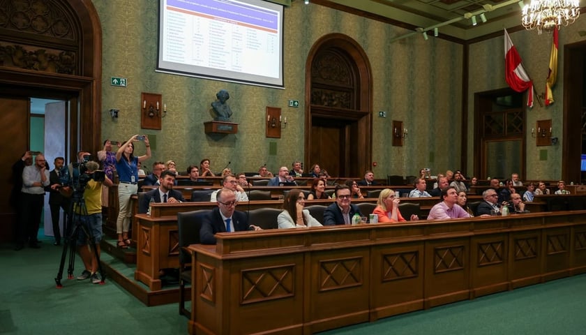 Radni na sesji Rady Miejskiej Wrocławia
