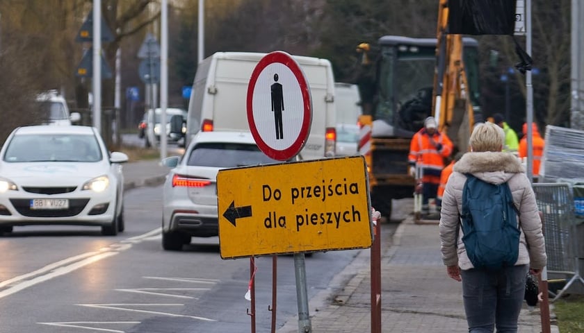 Remont chodnika, znak z napisem "do przejścia dla pieszych", zdjęcie ilustracyjne
