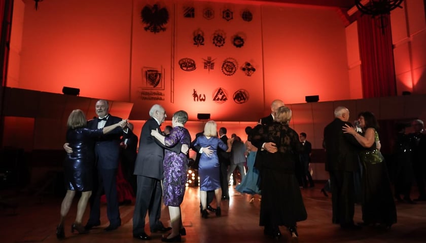 Bal Politechniki Wrocławskiej 2024. Na zdjęciu widać tańczące pary. Zdjęcie ilustracyjne