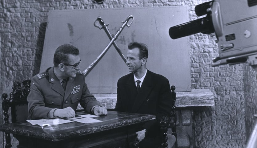 Janusz Przymanowski, autor książki "Czterej pancerni i pies" w studiu Telewizji Polskiej