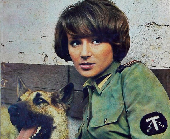 Małgorzata Niemirska (filmowa Lidka) z psem grającym Szarika na okładce tygodnika "Ekran"
