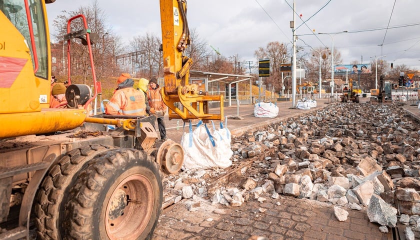 Modernizacja torowiska tramwajowego w ciągu ul. Trzebnickiej od pl. Powstańców Wielkopolskich do Mostu Trzebnickiego (1.56)