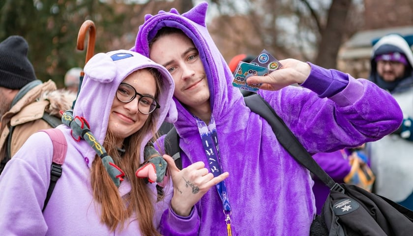 Uczestnik i uczestniczka  gry Pokemon Go Tour Park we Wrocławiu w strojach pokemonów