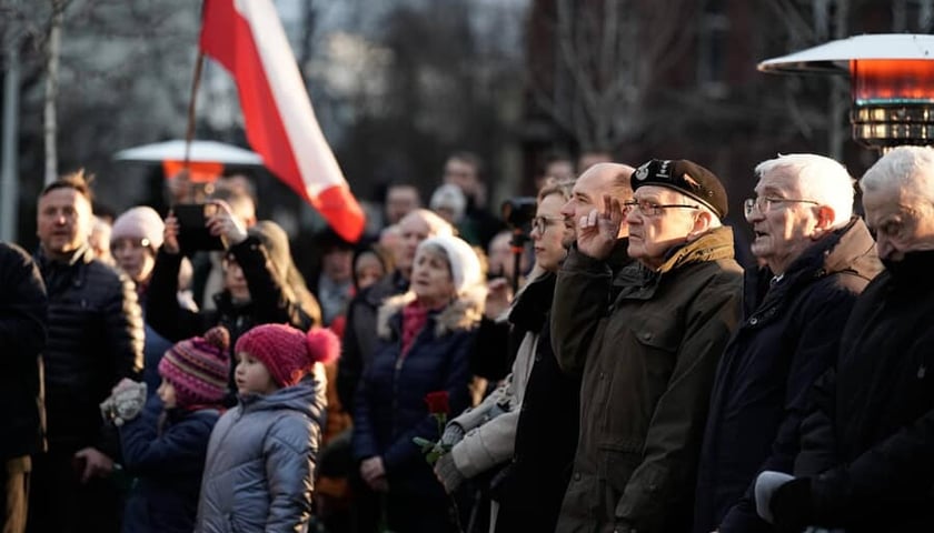 Grupa osób pod pomnikiem Żołnierzy Niezłomnych, 1 marca 2025 roku