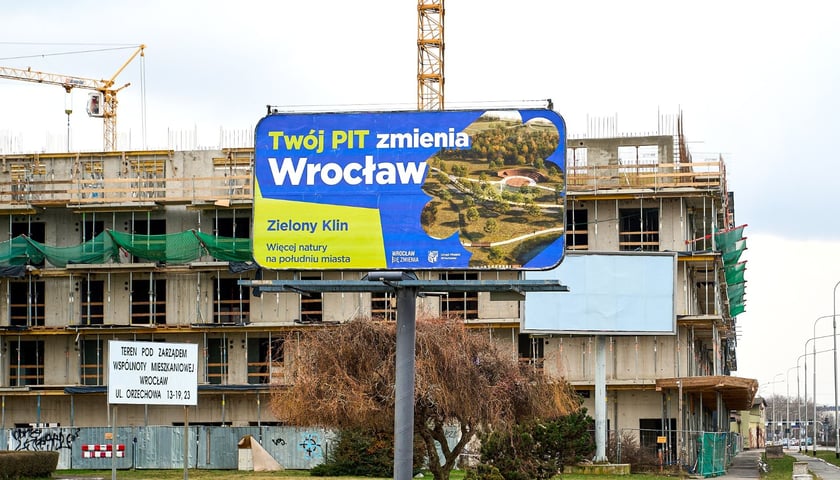 Bilbord kampanii „Wrocław się zmienia” przy al. Armii Krajowej. M.in. w ten sposób miasto namawia w niej do rozliczania podatku PIT we Wrocławiu