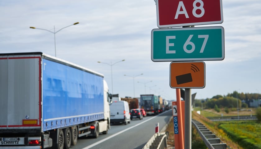 Na zdjęciu korek samochodowy na AOW. Zdjęcie ilustracyjne