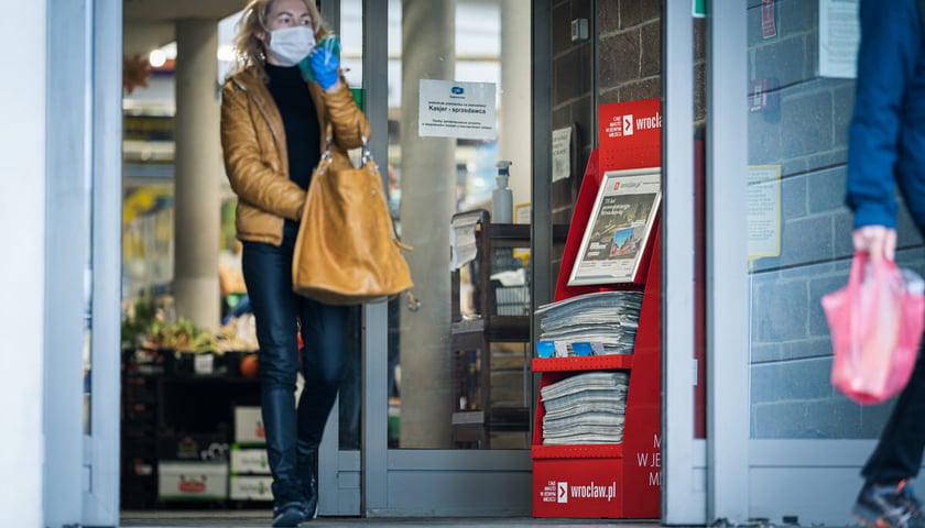 <p>Kobieta w maseczce wychodząca z Hali Tęcza, maj 2020.</p>