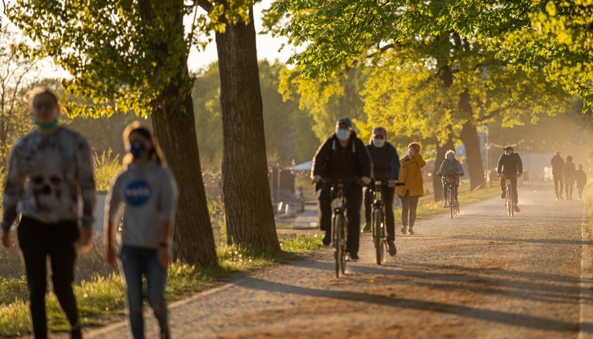 <p>Rowerzyści i spacerowicze w maseczkach, kwiecień 2020.</p>