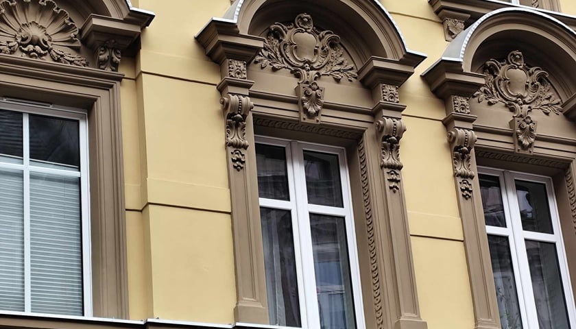 <p>Wyremontowane detale architektoniczne kamienicy przy Komuny Paryskiej 30</p>