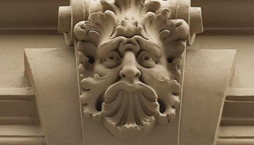 <p>Wyremontowany detal architektoniczny kamienicy przy Komuny Paryskiej 30</p>