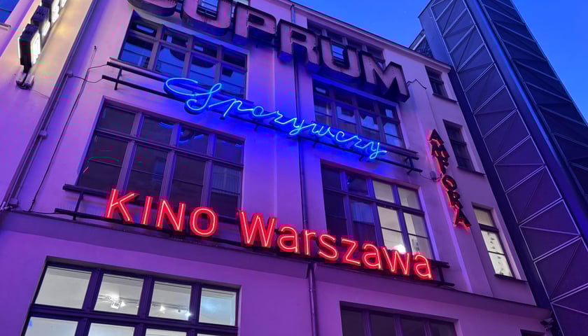 <p>Podw&oacute;rko Neon&oacute;w przy ul. Ruskiej 46. Brakuje już tylko "CUPRUM".</p>