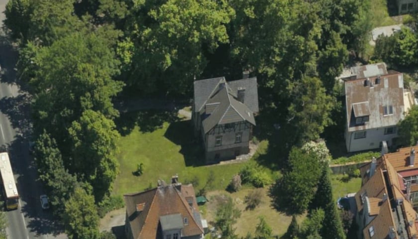 <p>Willa przy Kasprowicza 23 przed rozbi&oacute;rką, widok z lotu ptaka.</p>