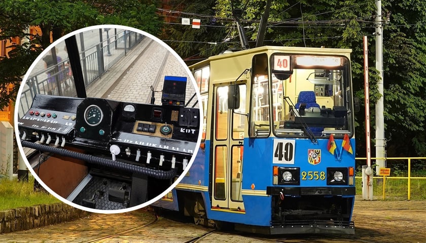 Na zdjęciu widać stojący na torowisku tramwaj typu 105 oraz pulpit motorniczego. 