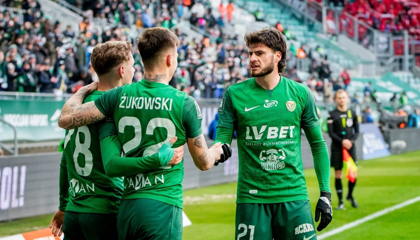 Piłkarze Śląska Wrocław cieszą się podczas meczu z Widzewem Łódź (3:0). Czy kolejny występ na Tarczyński Arenie również da powody do radości Trójkolorowym?