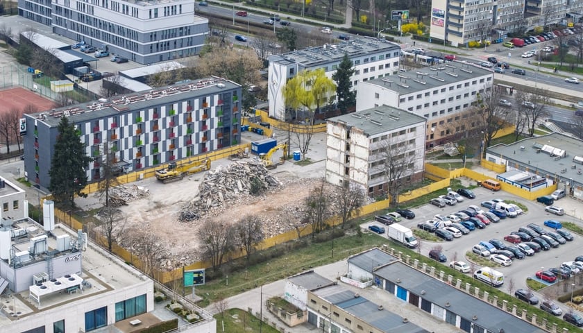 Widok z góry na rozbiórkę bloków przy ul. Trzemeskiej 