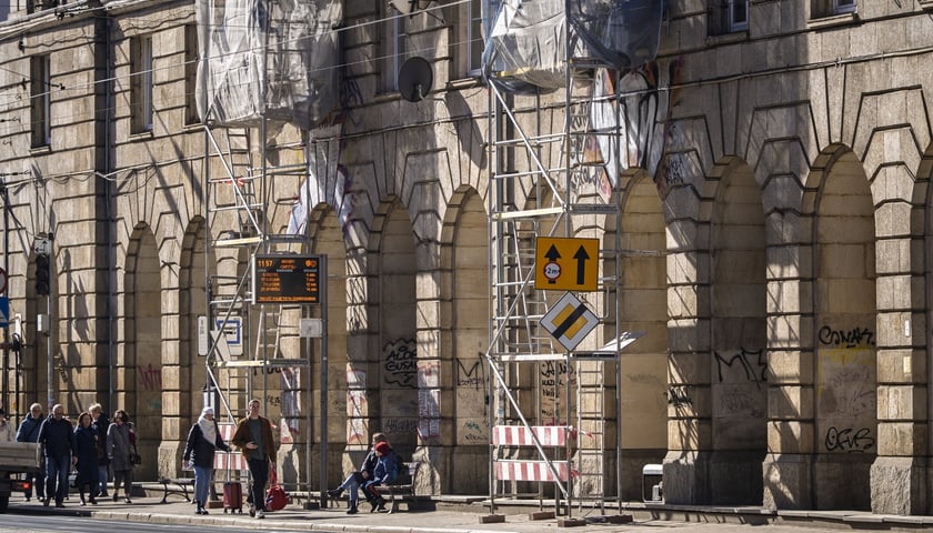 Zniszczona elewacja  i pomazane podcienia budynku przy ul. Świdnickiej