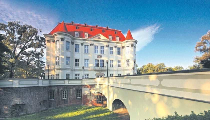 Ośrodek Postaw Twórczych Zamek mieści się przy pl. Świętojańskim 1 w Leśnicy