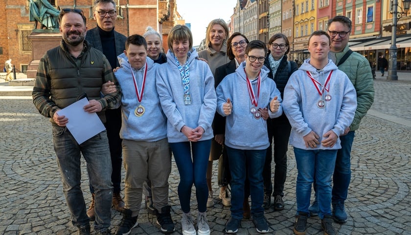 Zawodnicy sekcji narciarskiej Stowarzyszenia Bonitum w towarzystwie rodziców i wiceprezydent Wrocławia Renaty Granowskiej