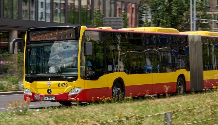Autobus komunikacji miejskiej we Wrocławiu. Zdjęcie ilustracyjne