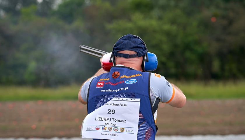 Na zdjęciu mężczyzna uczestniczący w zawodach strzelnictwa sportowego.