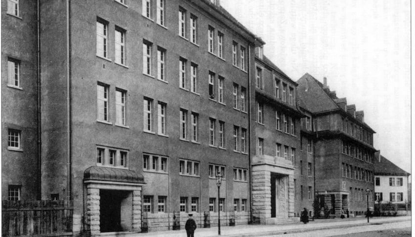 <p>Technikum 15 we Wrocławiu obchodzi 75-lecie istnienia. Zobacz jak wyglądało dawniej - budynek szkoły w 1910 roku</p>