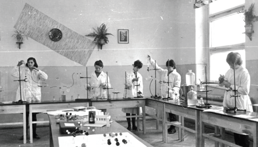 Technikum 15 we Wrocławiu obchodzi 75-lecie istnienia. Zobacz jak wyglądało dawniej - pracownia chemiczna