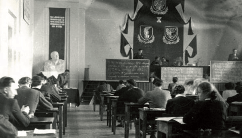 Technikum 15 we Wrocławiu obchodzi 75-lecie istnienia. Zobacz jak wyglądało dawniej - egzamin maturalny