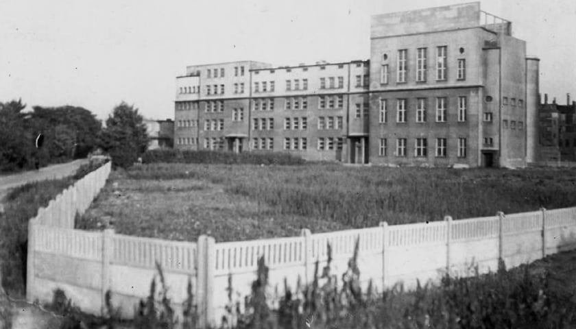 <p>Technikum 15 we Wrocławiu obchodzi 75-lecie istnienia. Zobacz jak wyglądało dawniej - budynek po odbudowie (1950)</p>
