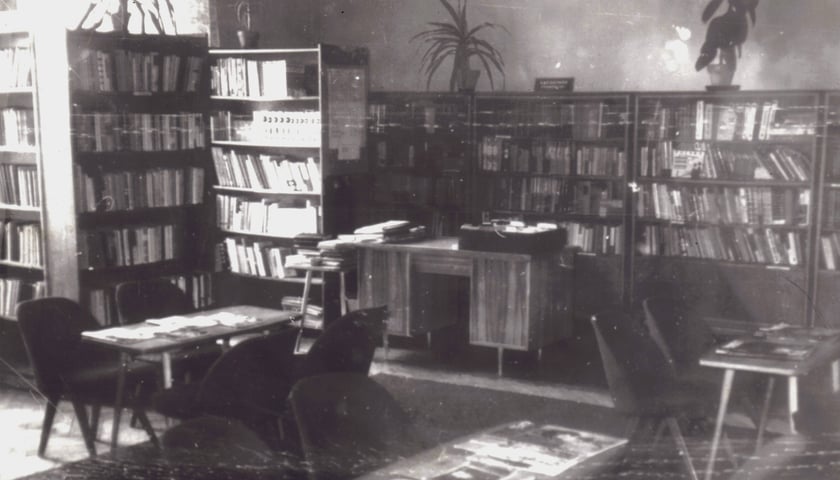 <p>Technikum 15 we Wrocławiu obchodzi 75-lecie istnienia. Zobacz jak wyglądało dawniej- biblioteka</p>