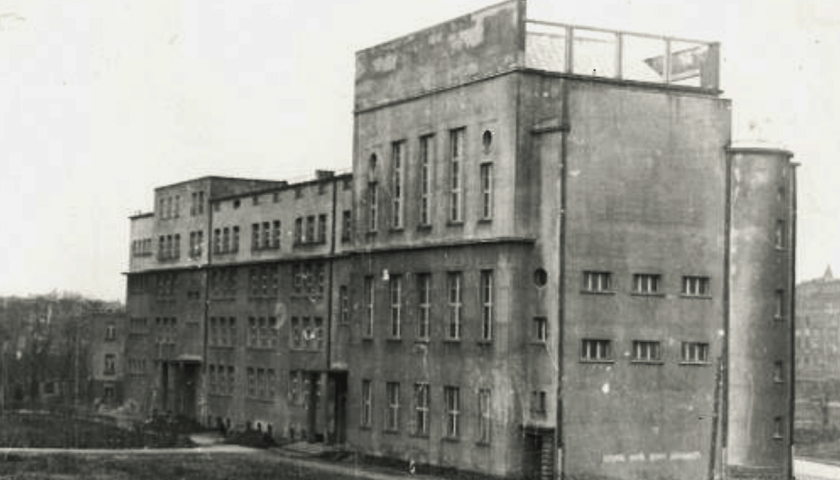 Technikum 15 we Wrocławiu obchodzi 75-lecie istnienia. Zobacz jak wyglądało dawniej - budynek pod odbudowie (1950)