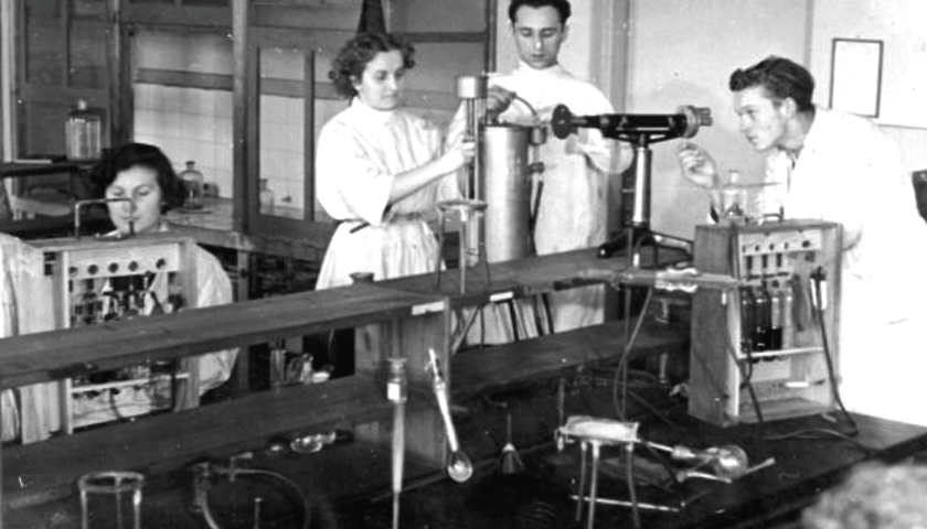 <p>Technikum 15 we Wrocławiu obchodzi 75-lecie istnienia. Zobacz jak wyglądało dawniej - pracownia chemiczna</p>