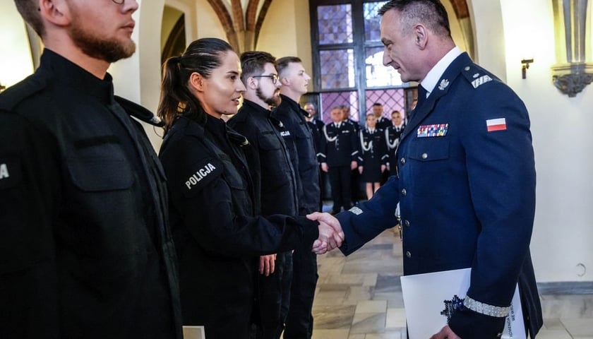 Ślubowanie nowych policjantów we wrocławskim Ratuszu