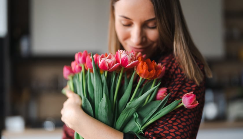 Kobieta z bukietem tulipanów, zdjęcie ilustracyjne