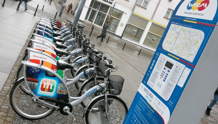 Rząd rowerów przy wypożyczalni rowerów miejskich