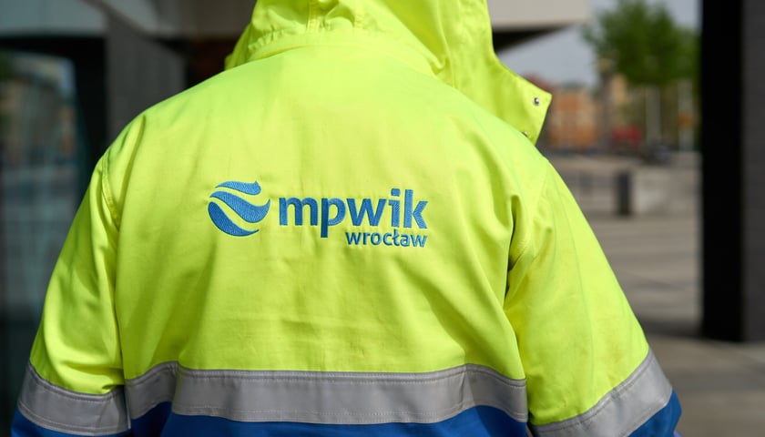Pracownik MPWiK w zielonej kurtce - zdjęcie ilustracyjne