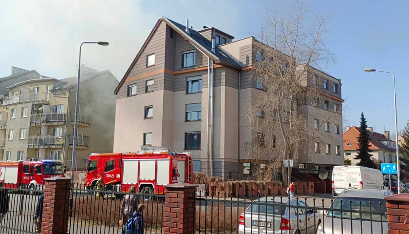 Dym nad budynkami przy ul. Trawowej