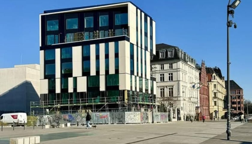 <p>Budzący kontrowersje wśr&oacute;d mieszkańc&oacute;w budynek przy placu Wolności we Wrocławiu.</p>