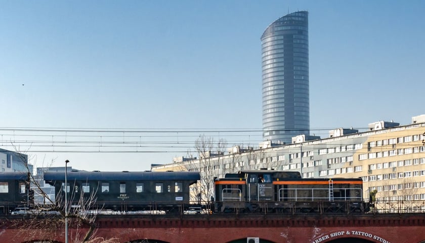 Przejazd pociągiem retro po wrocławskim węźle kolejowym
