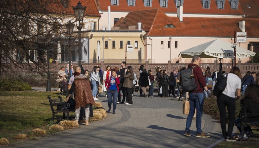 Spacerowicze we Wrocławiu