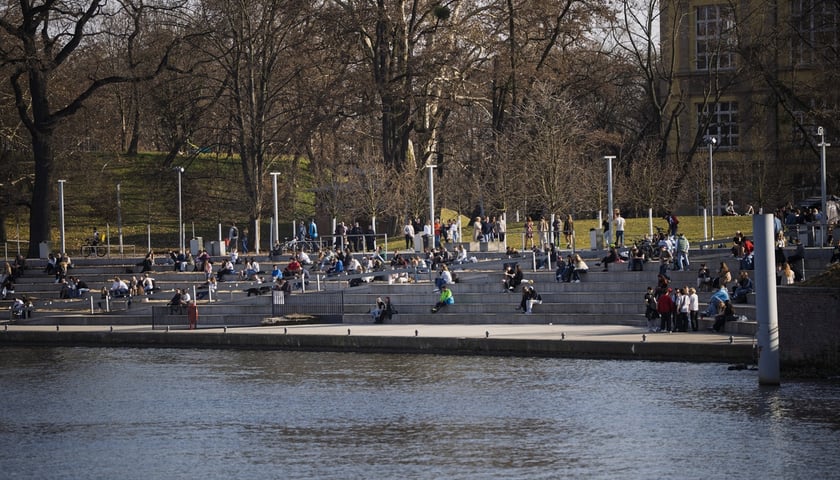 Spacerowicze we Wrocławiu