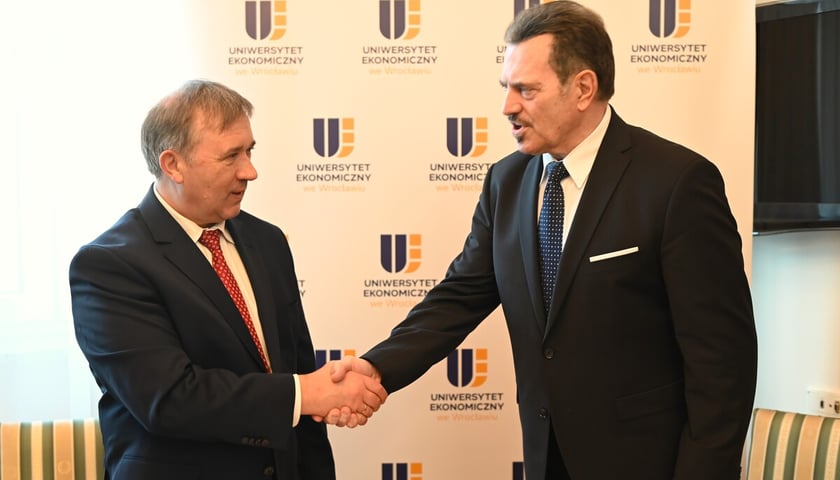 <p>Podpisanie porozumienia między Uniwersytetem Ekonomicznym we Wrocławiu a Akademią Wychowania Fizycznego we Wrocławiu. 06.03.2025</p>