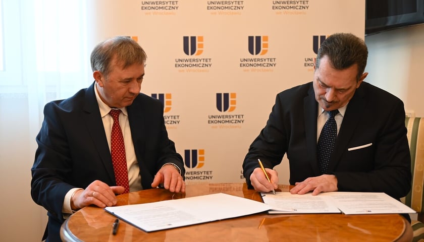 Podpisanie porozumienia między Uniwersytetem Ekonomicznym we Wrocławiu a Akademią Wychowania Fizycznego we Wrocławiu. 06.03.2025