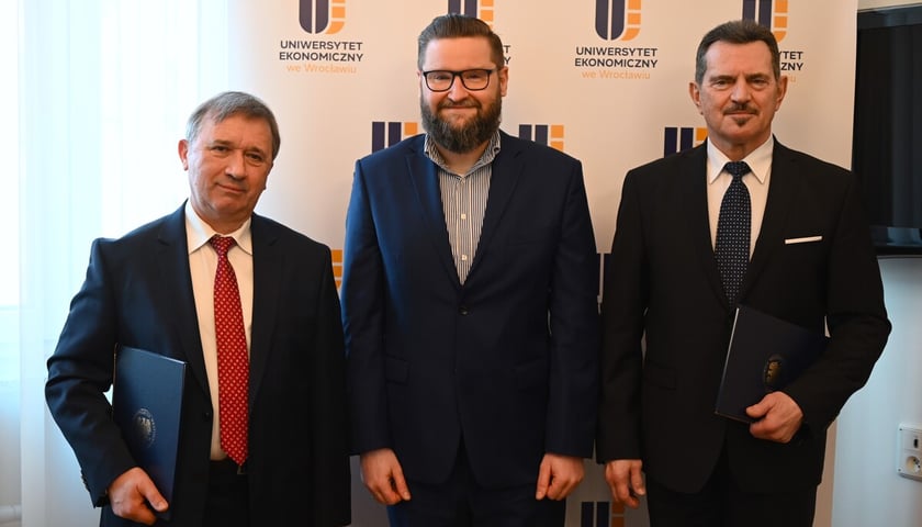 <p>Podpisanie porozumienia między Uniwersytetem Ekonomicznym we Wrocławiu a Akademią Wychowania Fizycznego we Wrocławiu. 06.03.2025</p>