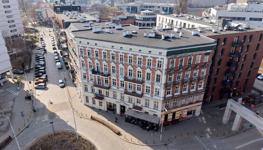 Wyremontowana frontowa elewacja kamienicy przy Wrocławczyka 37 i jedna z czekających na remont elewacji bocznych