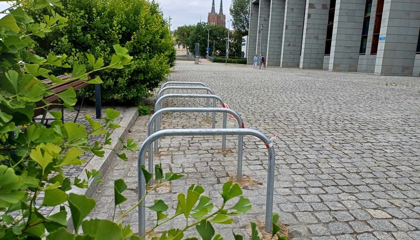 Nowe stojaki rowerowe pod Biblioteką Uniwersytecką
