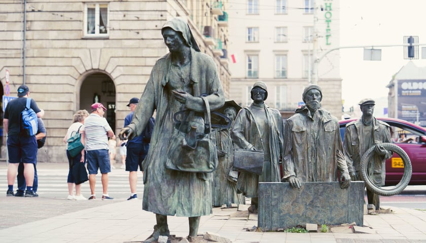Zniszczony Pomnik Anonimowego Przechodnia przed renowacją
