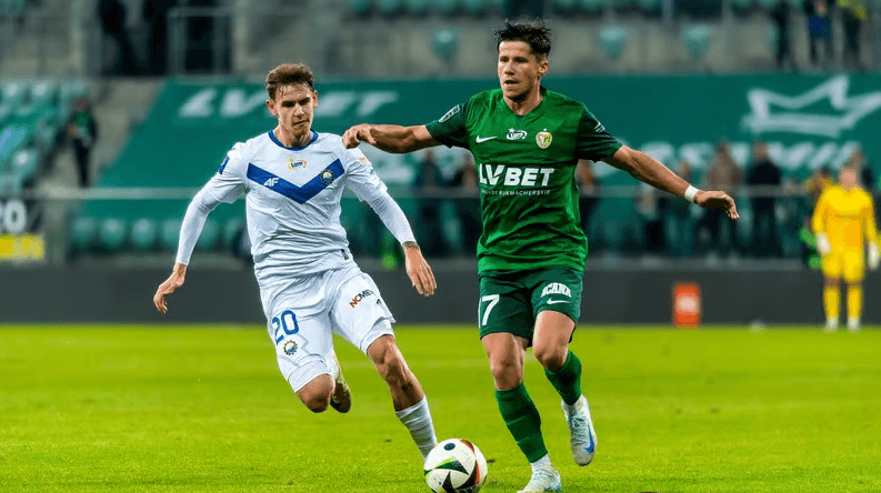 Petr Schwarz (na zdjęciu) i koledzy jesienią pokonali na Tarczyński Arenie Stal Mielec 2:1. Czy tym razem również będą mieli powody do radości?