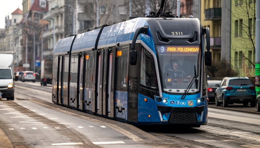 Nowy przystanek wiedeński na ulicy Sienkiewicza przy skrzyżowaniu z Górnickiego. W tym miejscu nowe przystanki powstały jako pierwsze z sześciu zaplanowanych. Po nich rozpoczęto budowę tych na Piastowskiej a 17 marca rozpoczyna się budowa na Sienkiewicza przy skrzyżowaniu z Piastowską 