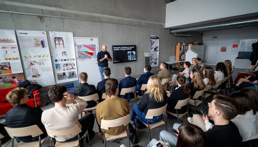 <p>Studenci Politechniki Wrocławskiej i ASP wsp&oacute;lnie opracują rozwiązania dla wrocławskich targowisk. Na zdjęciu grupa student&oacute;w na spotkaniu z przedstawicielami Urzędu Miejskiego Wrocławia</p>