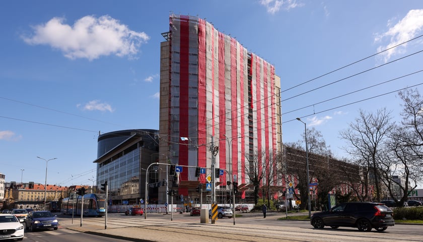 Arkady Wrocławskie - wieżowiec przy którym stoi rusztowanie